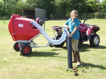Fast poo picking fields, easy paddock cleaning with paddock vacuum cleaners